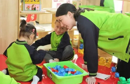 小朋友剛上幼兒園怎么安撫-小朋友剛上幼兒園哭鬧怎么辦