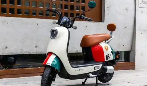 電動(dòng)車2個(gè)月沒(méi)用充電亮綠燈怎么回事-車停了4個(gè)月電瓶還能恢復(fù)嗎