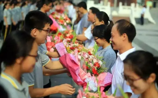 2022教師節(jié)不讓送禮送手工花束可以嗎-教師節(jié)送手工花束的寓意是什么