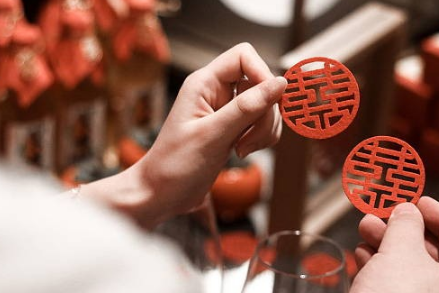 結(jié)婚送喜餅?zāi)脦准|西-送喜餅的注意事項(xiàng)有哪些