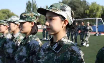 大學(xué)軍訓(xùn)的衣服是學(xué)校發(fā)嗎2022-大學(xué)軍訓(xùn)服裝是全國統(tǒng)一的嗎